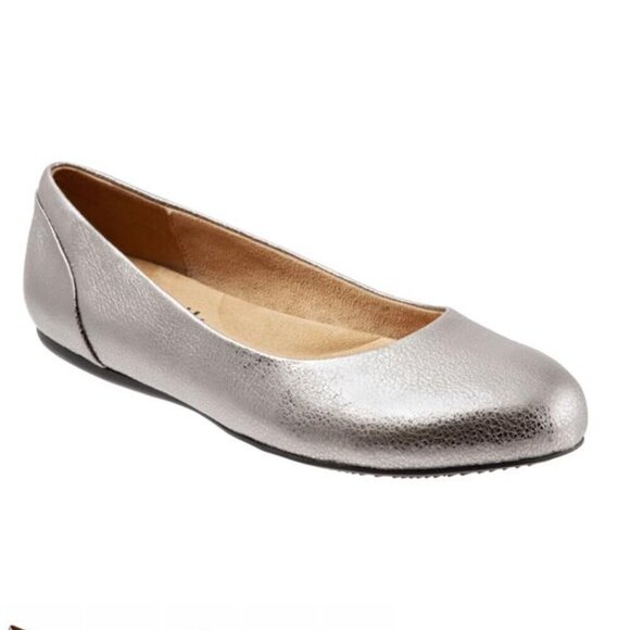 Nwot Softwalk Sonoma is a rounded-toe ballet flat Platinum leather comfy 8,5M - Picture 1 of 11